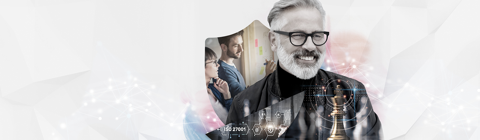 Lachender Mitarbeiter vor einem Cyber Security symbolisierenden Schild, in dem an einem Projekt gearbeitet wird.