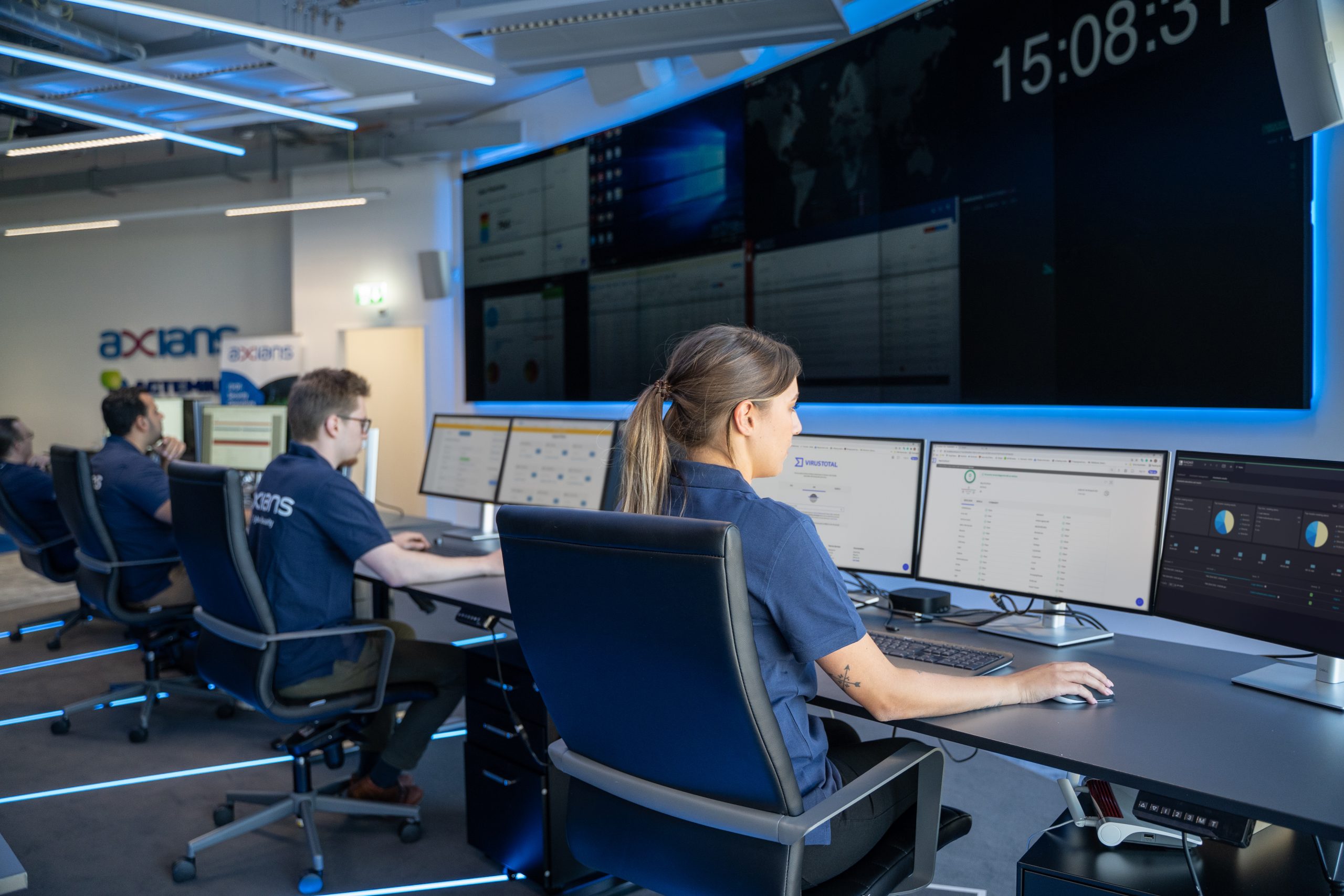 Mitarbeitende von Axians im IT/OT Security Operations Center