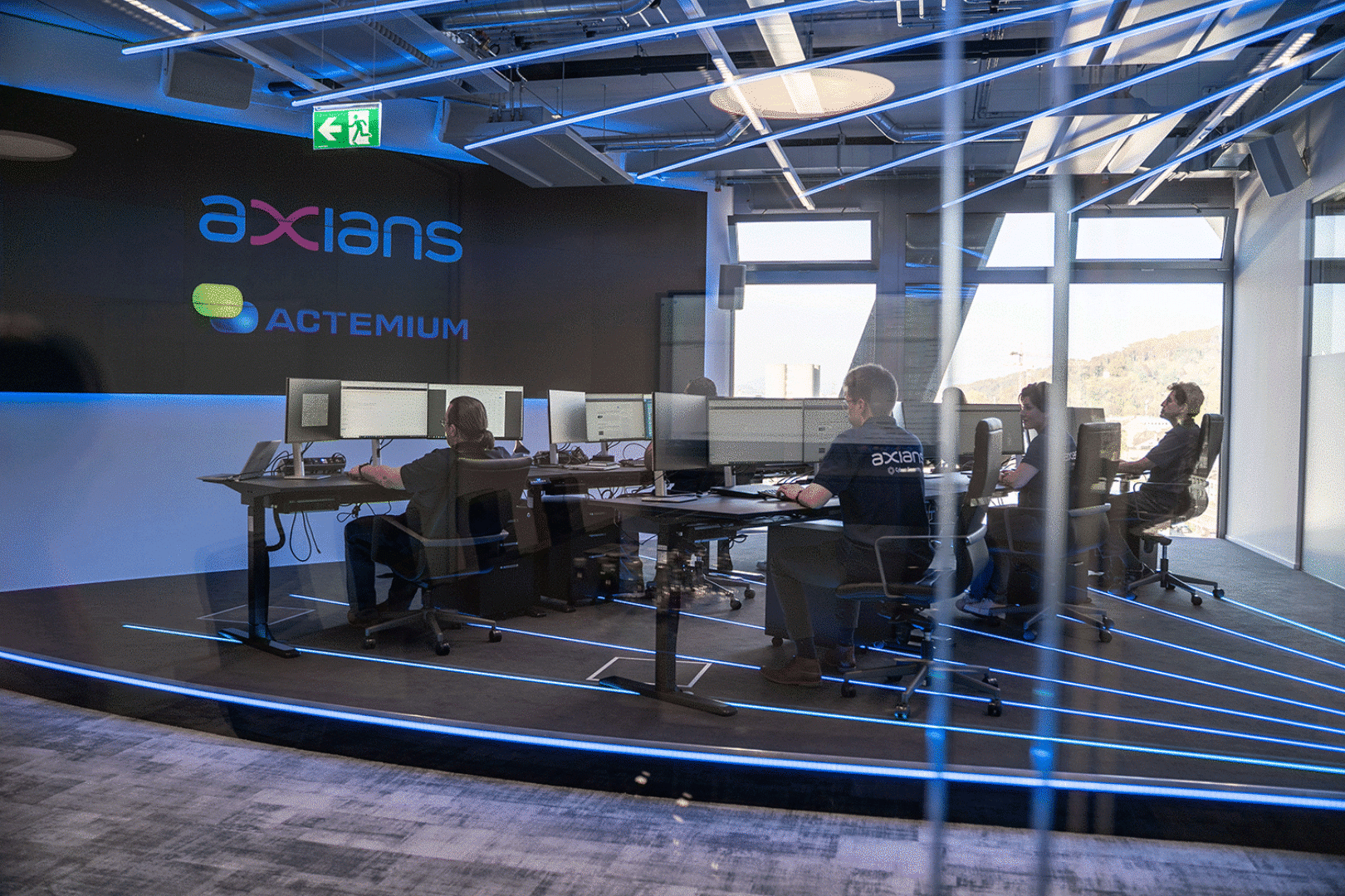 Security Analysten von Axians arbeiten im Axians Security Operations Center in Arlesheim.