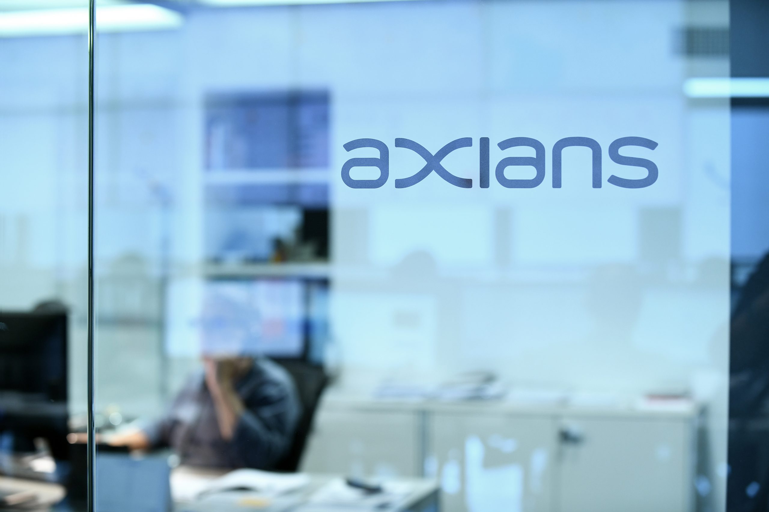 Axians Logo in einer Fensterscheibe
