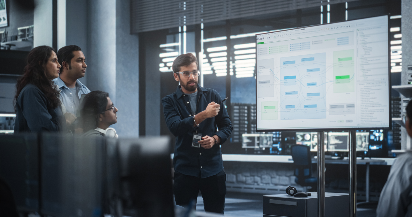 3 Männer vor einem Bildschirm