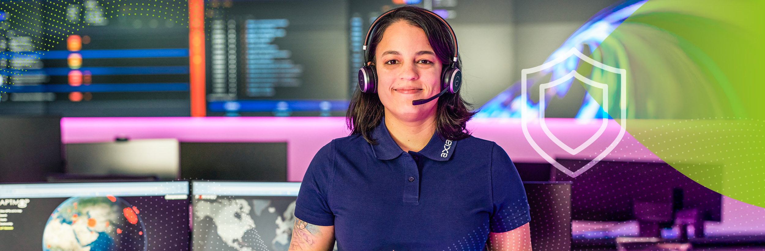 Frau mit Headset in einem Security Operations Center