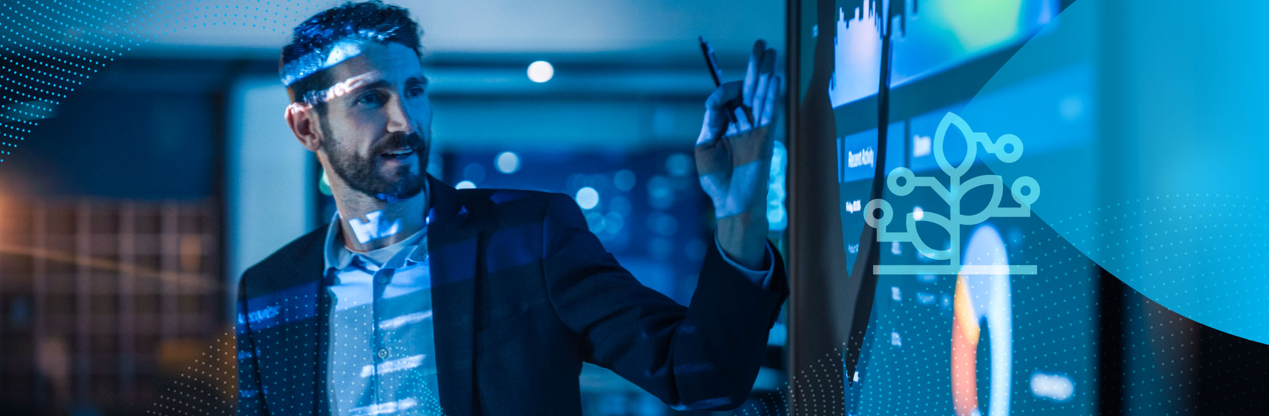 Mann vor einer digitalen Wandtafel