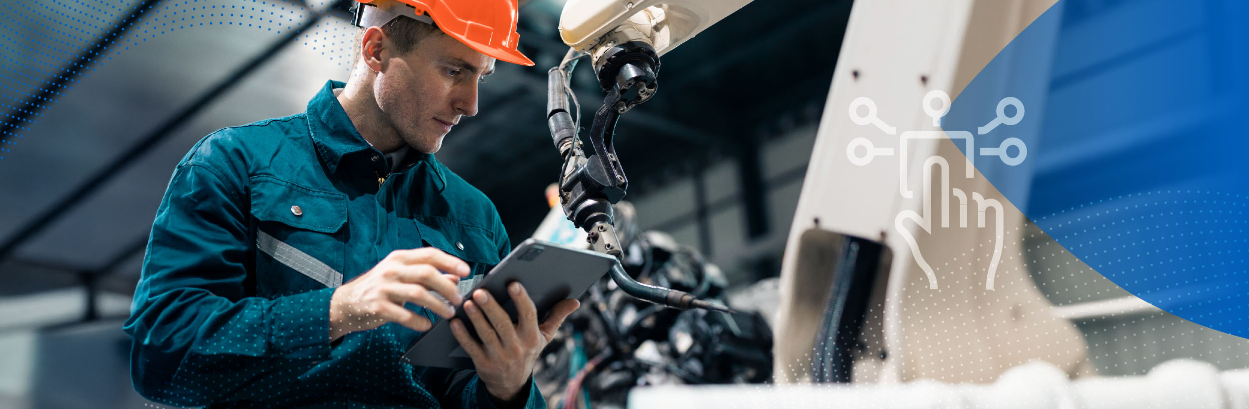 Mann am Tablet in einer Industrieumgebung