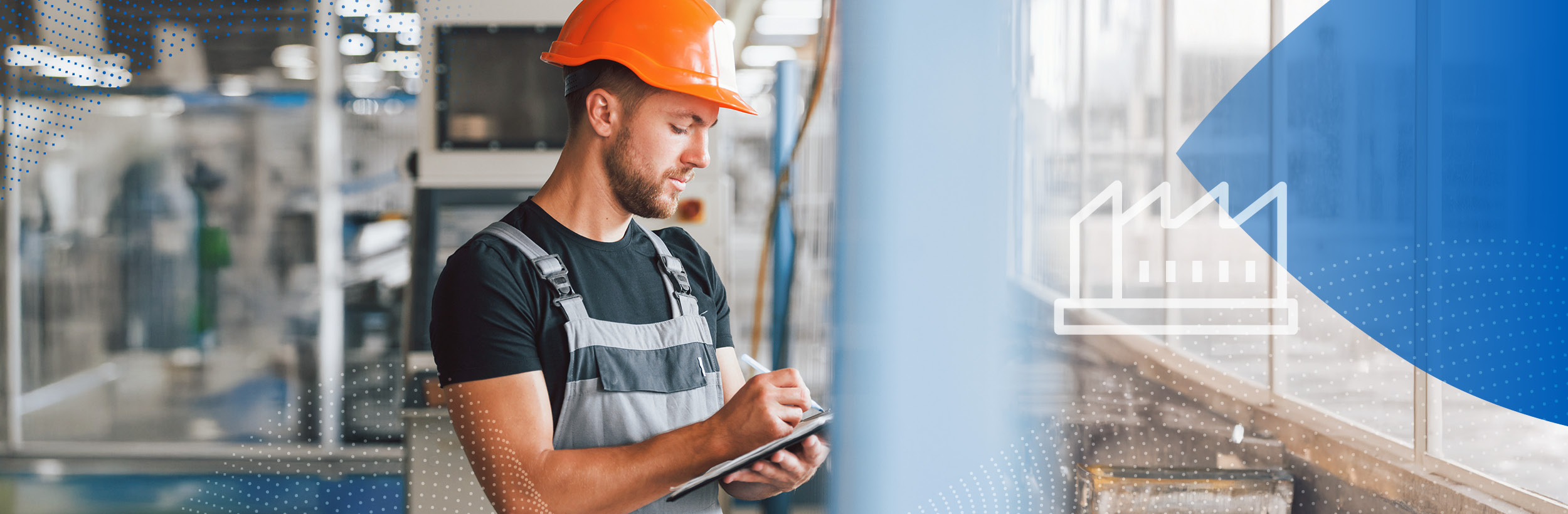 Ein Mitarbeiter im Industriesektor mit Sicherheitshelm