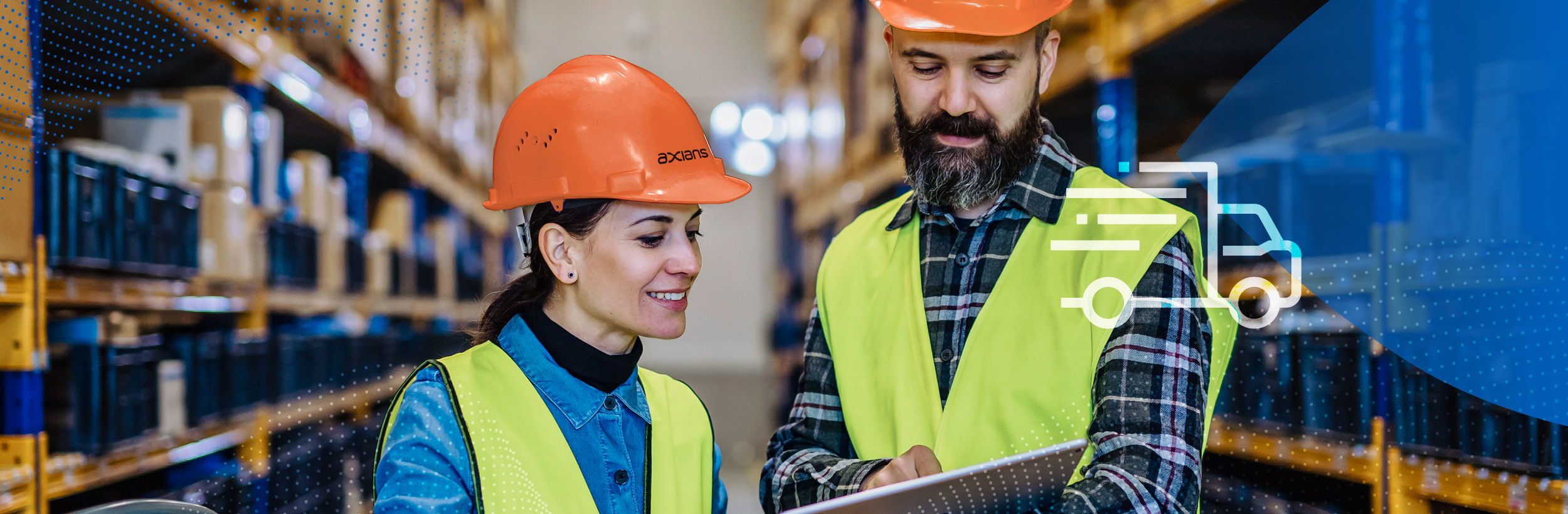 Zwei Mitarbeitenden in der Logistikabteilung mit Sicherheitshelm