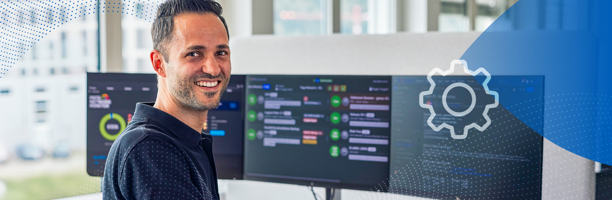 Die Grafik zeigt einen lachenden Mann vor drei Bildschirmen