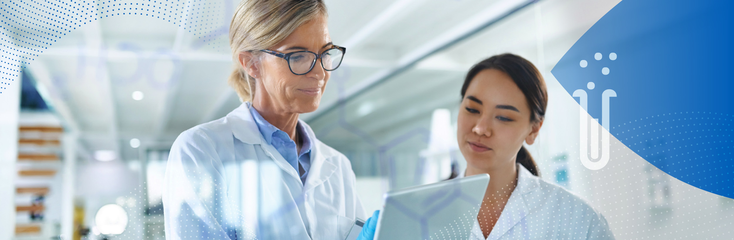 Zwei Wissenschaftlerinnen im weissen Kittel