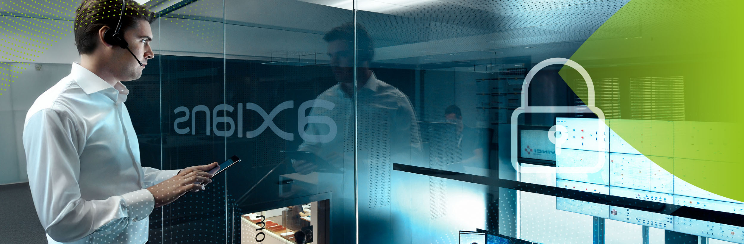 Mann vor einem Tablet