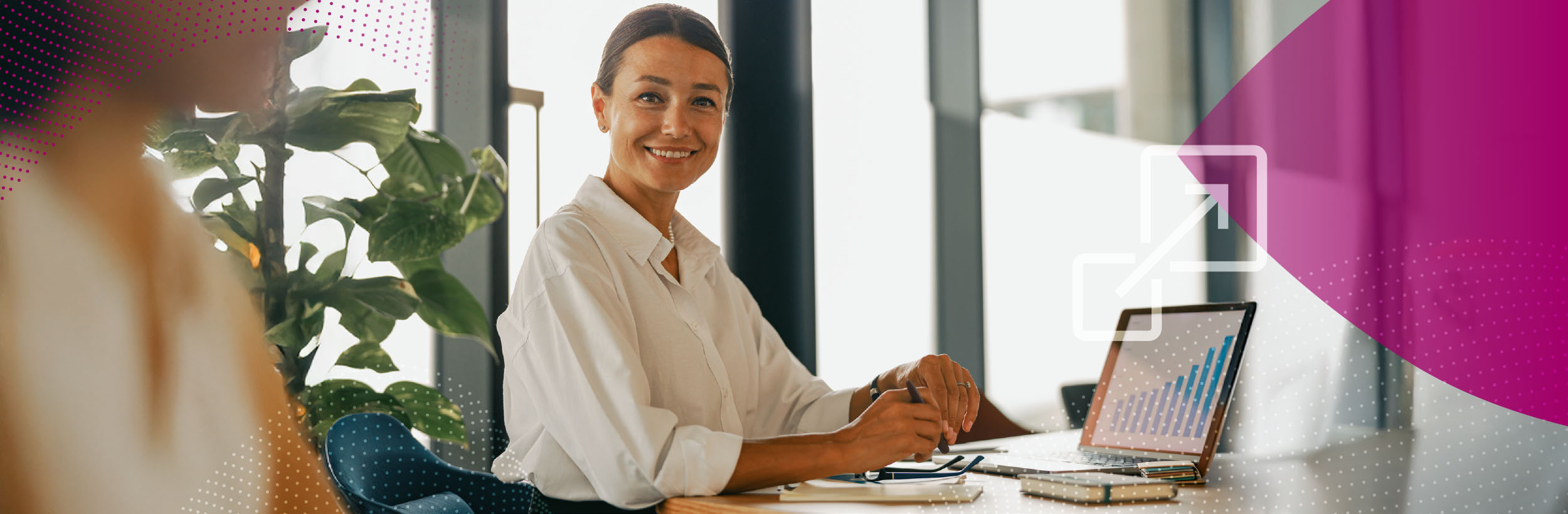 Frau in einem Büro am Laptop