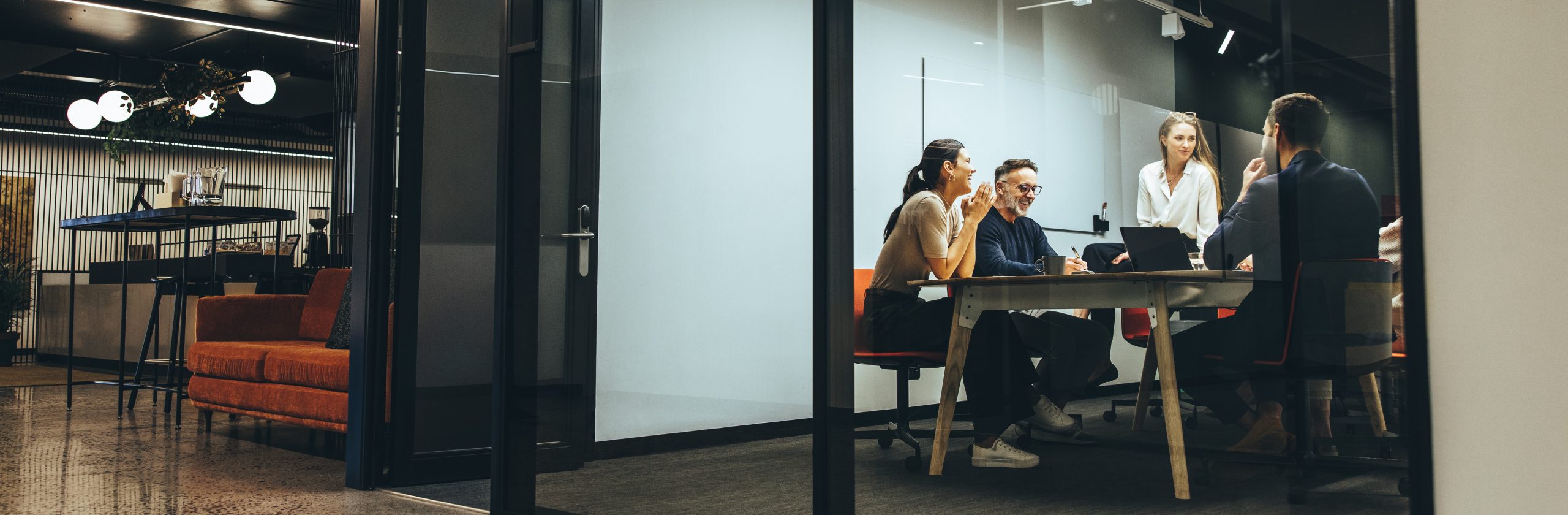 Gruppe von Menschen in modernem Office