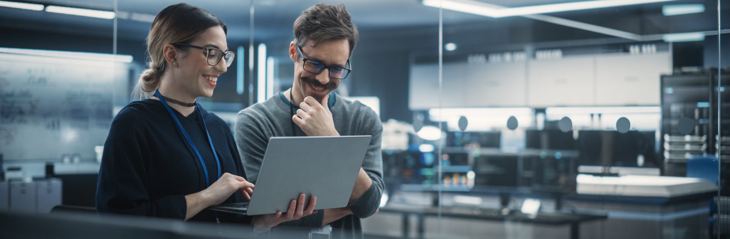 Mann und Frau vor Laptop