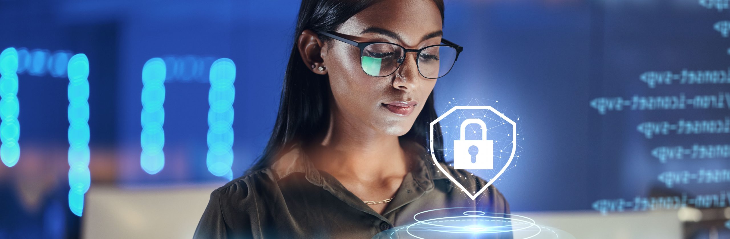 Frau mit Cyber Security Symbol