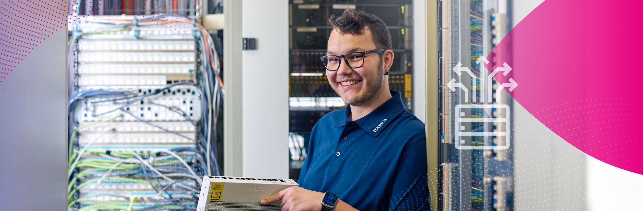 Mann in einem Datacenter