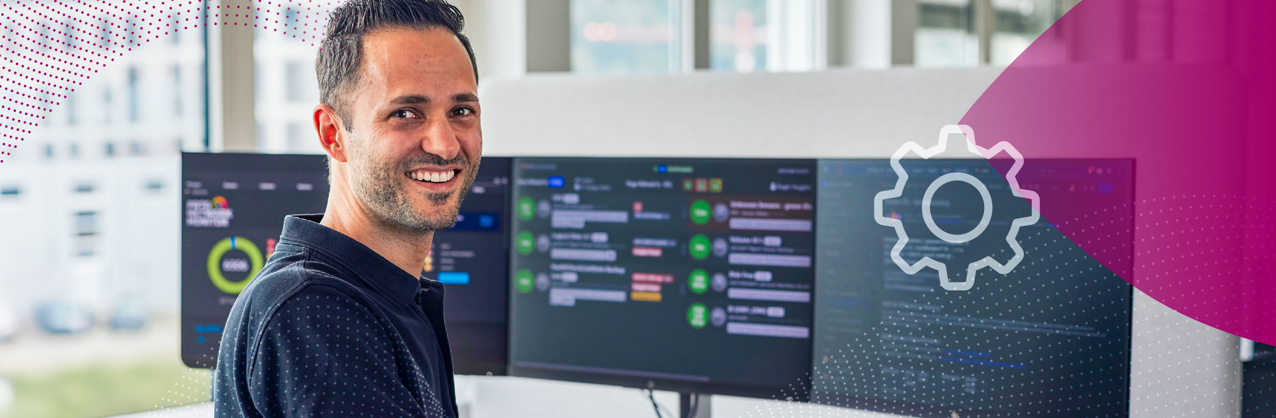 Mann vor Bildschirmen