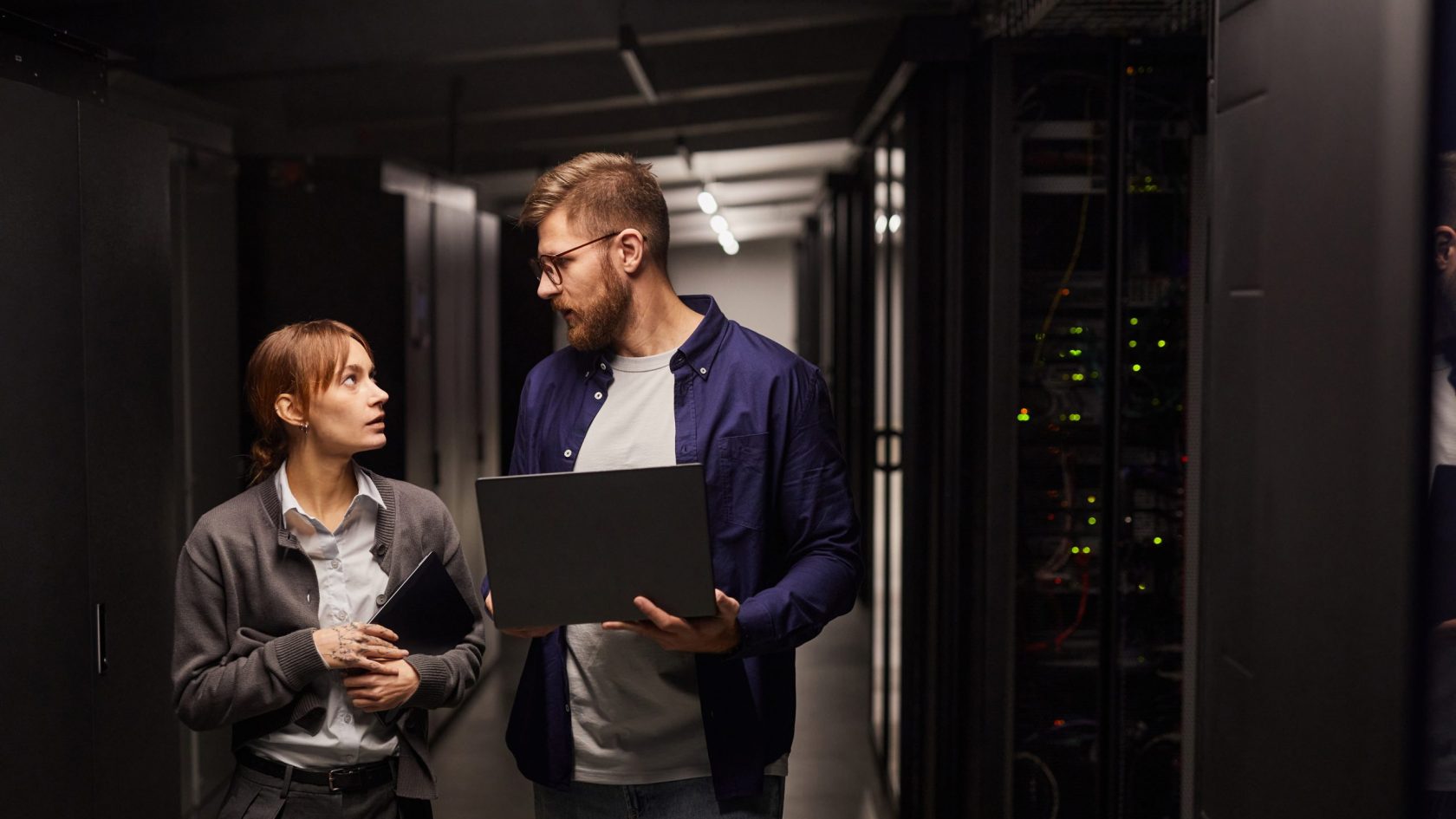 two people talking about wlan in server room